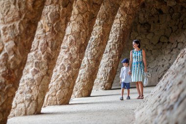 genç anne ve oğlu park guell yürüyüş