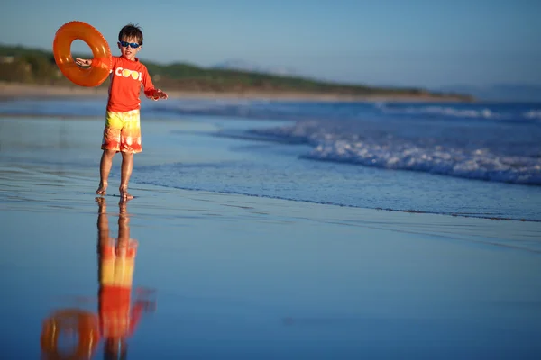 Zes jaar oude jongen met swimtrainer op exotische strand — Stockfoto