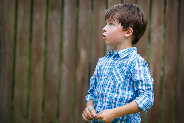 Närbild porträtt av söt liten pojke — Stockfoto