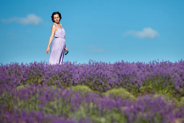 Jovem relaxante no campo de lavanda — Fotografia de Stock