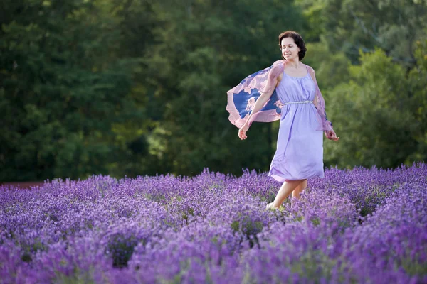 Ung kvinna avslappnande lavendel fältet — Stockfoto