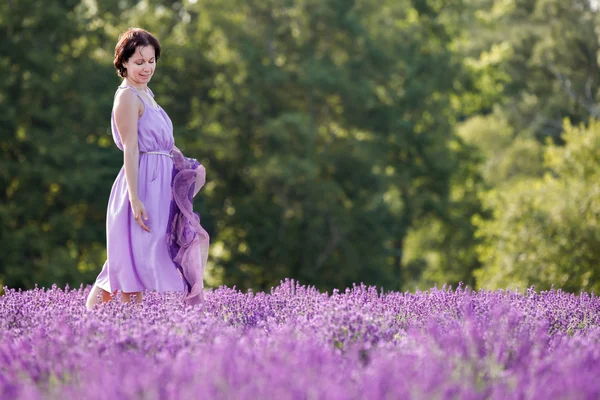 Ung kvinna avslappnande lavendel fältet — Stockfoto