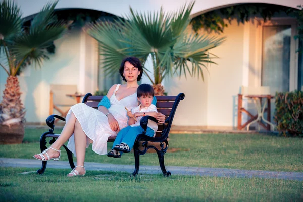 Lycklig mor och son sitter utomhus — Stockfoto