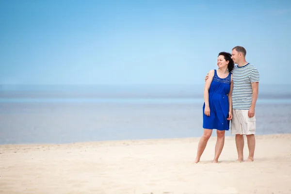 Jeune couple à la plage tropicale en vacances d'été — Photo