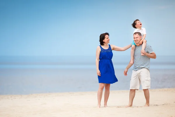 Szczęśliwy piękne rodziny na wakacje na tropikalnej plaży — Zdjęcie stockowe