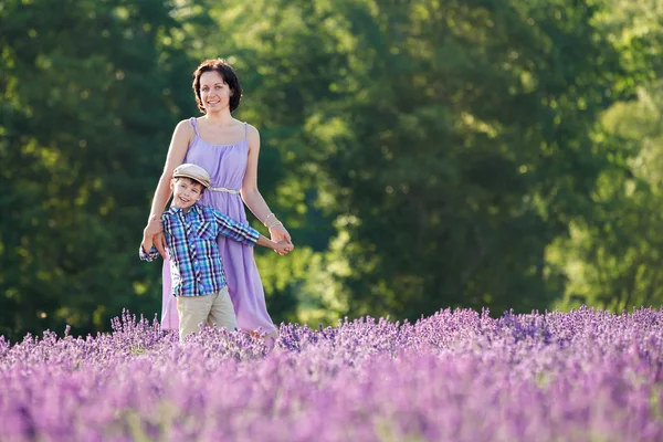 Vrouw en haar zoontje in Lavendel veld — Stockfoto