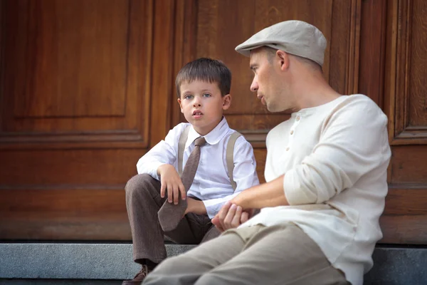 Lycklig far och son prata utomhus i staden — Stockfoto