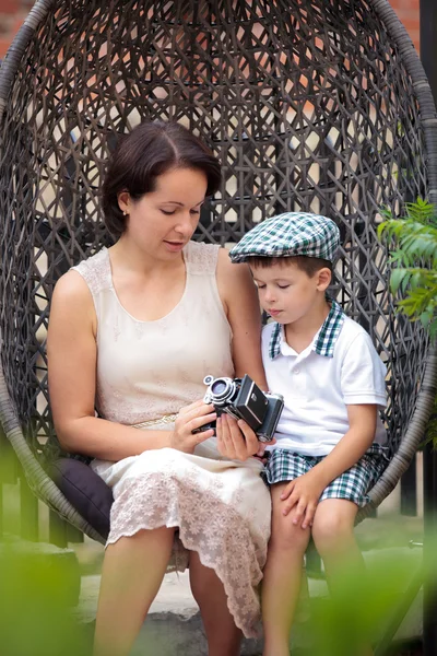 Madre e hijo sosteniendo cámara retro — Foto de Stock