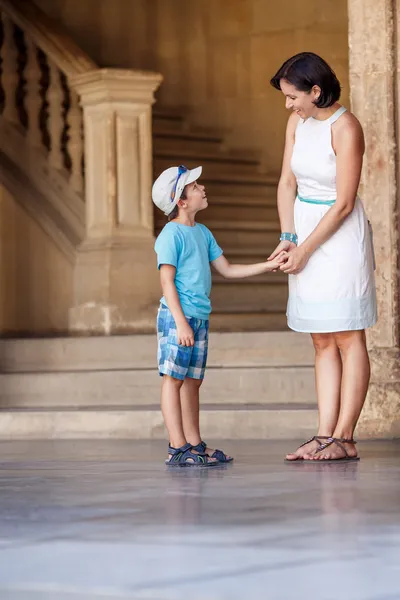 Мать и сын разговаривают во дворце Альгамбра — стоковое фото