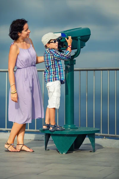 Mother and son looking through binoculars — Stock Photo, Image