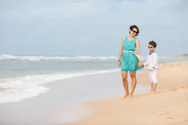 母と息子、熱帯のビーチに沿って歩く — ストック写真