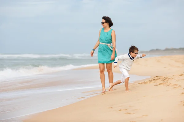 Mãe e filho se divertindo em uma praia tropical — Fotografia de Stock