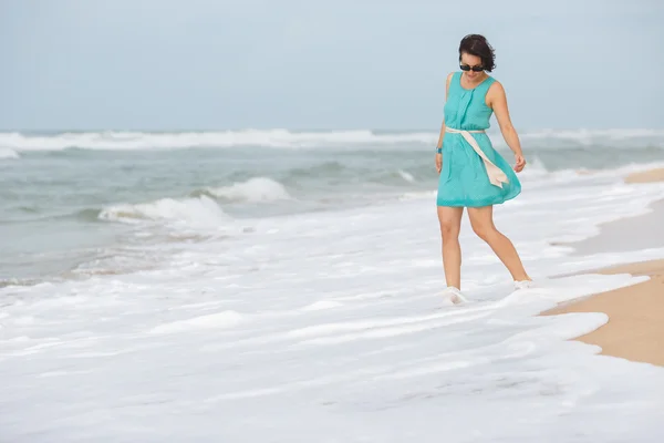 Jonge mooie vrouw genieten van strandvakantie — Stockfoto