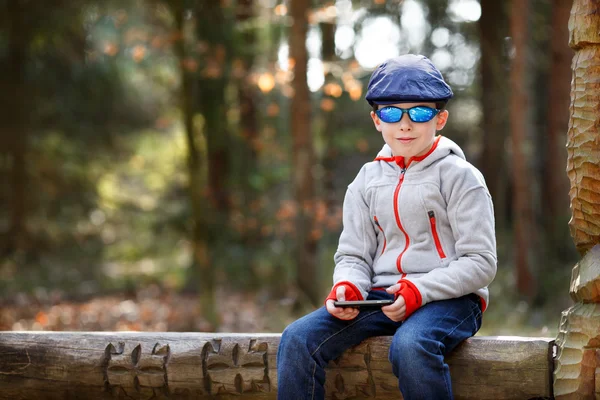 Портрет мальчика, сидящего на скамейке — стоковое фото