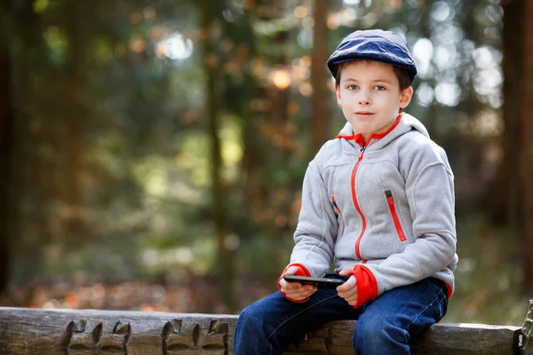 Πορτρέτο του μικρό αγόρι που κάθεται σε ένα παγκάκι σε εξωτερικούς χώρους — Φωτογραφία Αρχείου