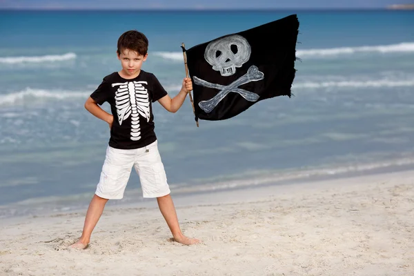 熱帯のビーチの海賊に扮したかわいい男の子 — ストック写真
