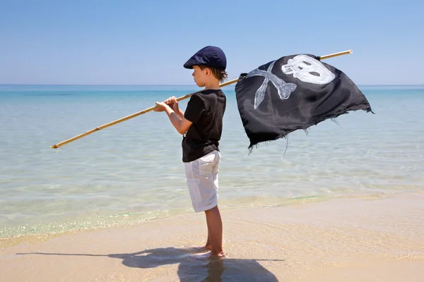 Χαριτωμένο αγόρι, ντυμένος σαν πειρατής σε τροπική παραλία — Φωτογραφία Αρχείου