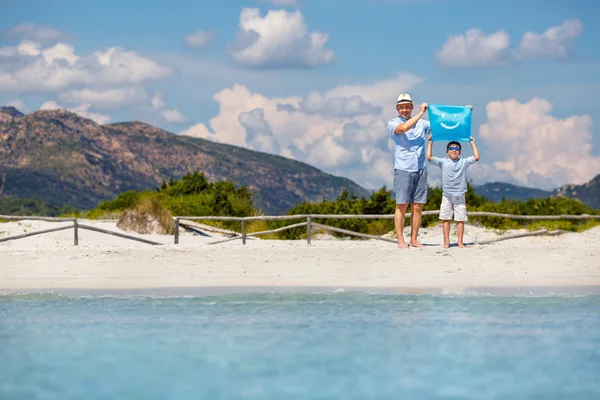 Young father and son on tropical beach vacation — Stock Photo, Image