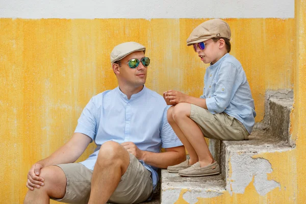 Heureux père et fils parlant et se reposant à l'extérieur en ville — Photo