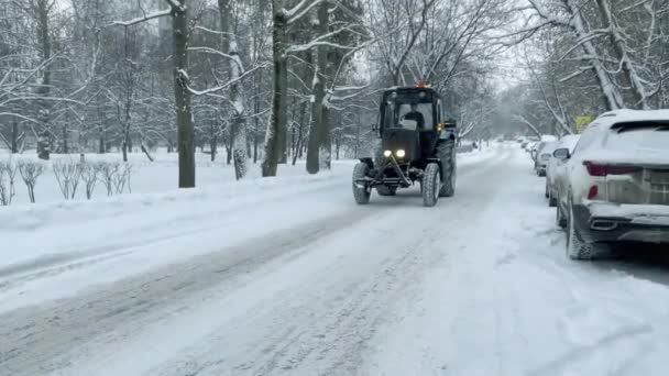 Moscow Russia 2021 Tractor Snow Covered Moscow Street Snow Removal — Vídeo de stock