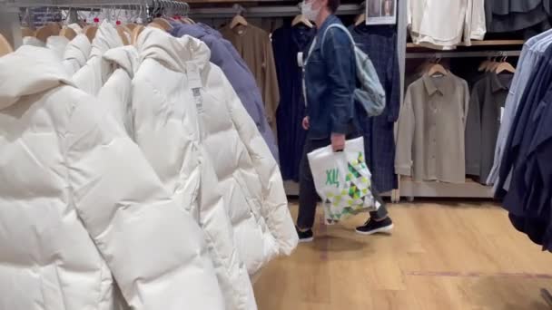 Moscow Russia 2021 Walk Aisles Women Outerwear Uniqlo Shop Customers — ストック動画