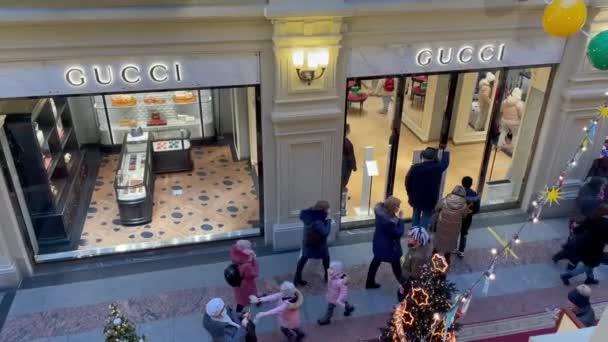 Moscow Ryssland 2022 Lyxig Gucci Butik Moskvas Varuhus Gum Trafik — Stockvideo