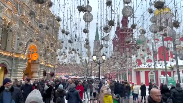 モスクワ ロシア 2022 ニコライ通りのクリスマスの装飾 通りは紅広場とルビアンカ広場を結んでいます モスクワの冬のクリスマス休暇 モスクワの最も象徴的な場所 — ストック動画