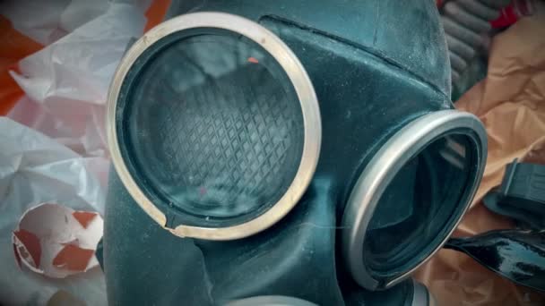 Andningsgasmasken Slängdes Soporna Dumpad Sopbehållaren Respirator Gas Mask Infektionsrisk Virusskydd — Stockvideo