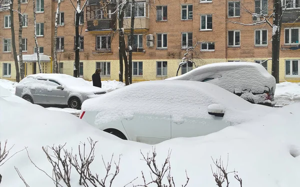 Московська Вулиця Взимку Вулиця Після Сильних Снігопадів Машини Під Снігом — стокове фото