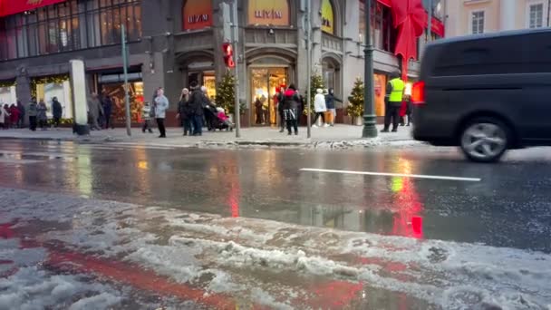 モスクワ ロシア 2022 雪の後に濡れて汚れている道路 悪天候 清掃作業の欠如 人が汚れた雪の山の上に跳躍 モスクワ市内中心部の冬 クリスマスの装飾 — ストック動画