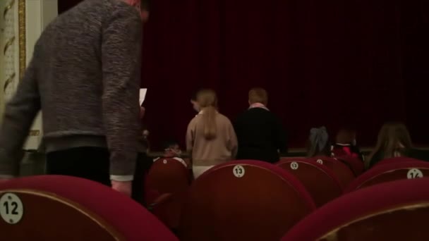 モスクワ ロシア 2021 モスクワ劇場の講堂で席を取って顔のマスクの人々 パンデミックの間の劇場公演 Covid モスクワ劇場の講堂 — ストック動画