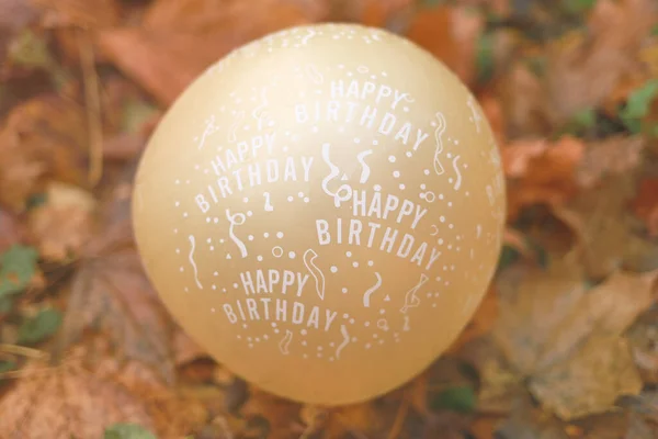 有选择地把气球的焦点放在上面 上面写着生日快乐 自拍色彩背景 图库照片