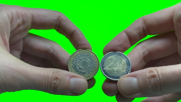 Руки Тримають Pound Euro Монету Зеленому Екрані Фону Сполучене Королівство — стокове відео