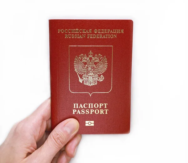 妇女的手持有俄罗斯联邦的外部护照 逃离这个国家 移民概念 俄罗斯联邦对外护照 俄罗斯国家护照 — 图库照片