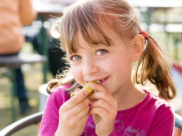 Mädchen essen Gurke — Stockfoto