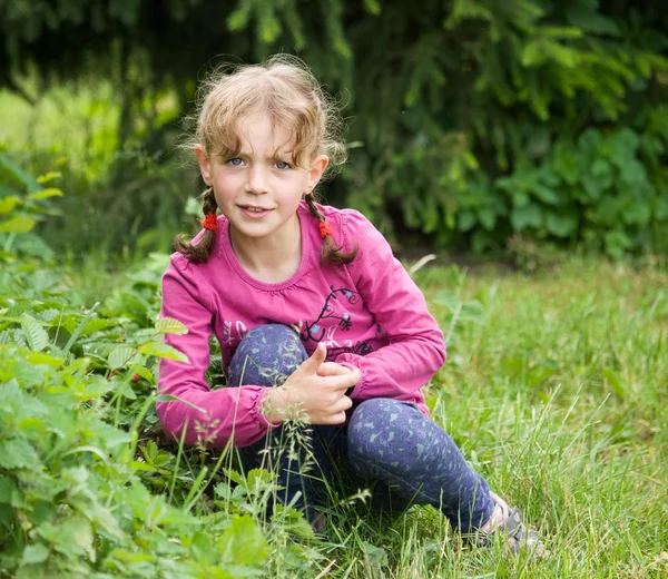 Bahçedeki küçük kız — Stok fotoğraf