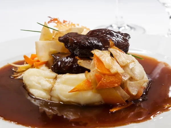 Stewed veal cheek with mashed potatoes — Stock Photo, Image