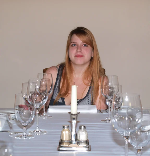 Teen flicka i restaurang — Stockfoto