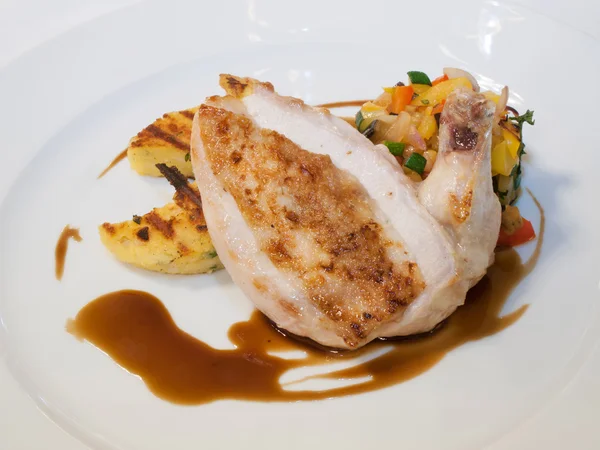 Pollo alla griglia con verdure — Foto Stock