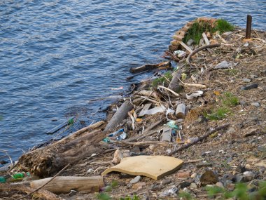 nehir kıyısındaki atık