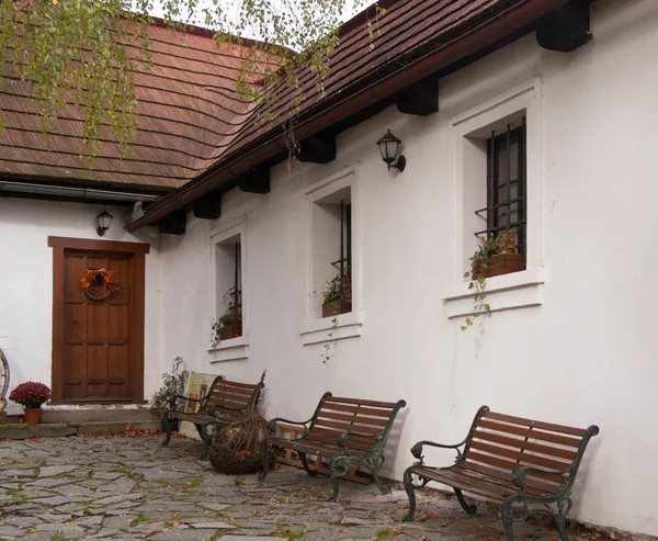 Barock prästgården av kyrkan st. simon och judy — Stockfoto