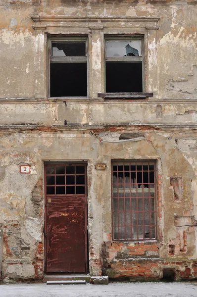 Старое разрушенное здание — стоковое фото