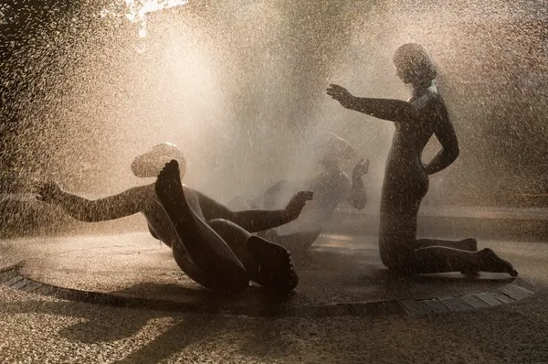 Girls fountain — Stock Photo, Image