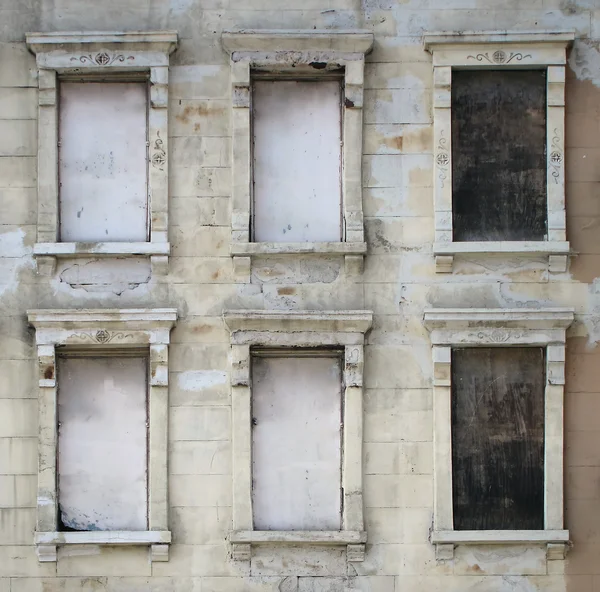 Fenster zugenagelt — Stockfoto