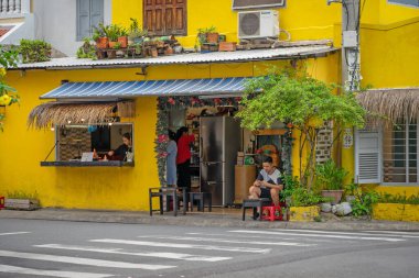 İnsanlarla güzel ve samimi bir sokak restoranı. Nha Trang, Vietnam: 2020-10-23