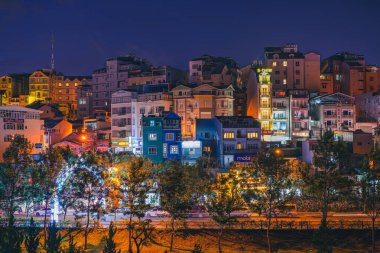 Renkli binaların gece görüşü ve aydınlatma pencereleri. Güzel Dalat şehri. Da Lat, Vietnam: 2021-05-07