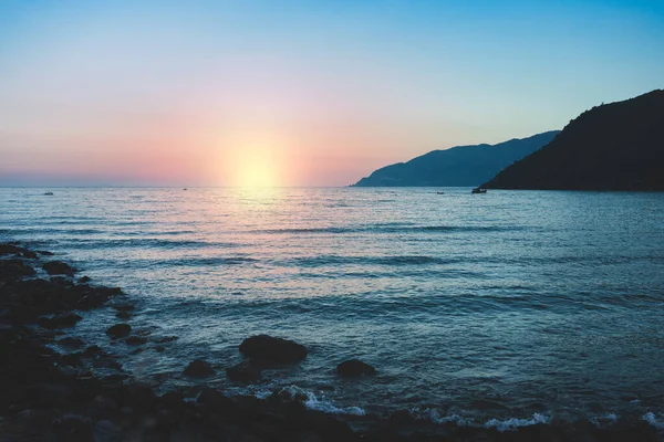 Apus Soare Cer Senin Peste Orizontul Mării Pietrele Întunecate Malurile — Fotografie, imagine de stoc