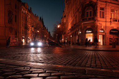 Çek Cumhuriyeti, Prag, Eski Şehir Meydanı - 10 Mart 2022: Yakın şehir merkezi aydınlatması. Şehir merkezi. Akşam ışıkları..
