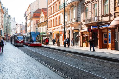 Çek Cumhuriyeti 'nin Prag şehrinin sokaklarında tren rayları üzerinde tipik bir tramvay. Toplu taşıma kavramı