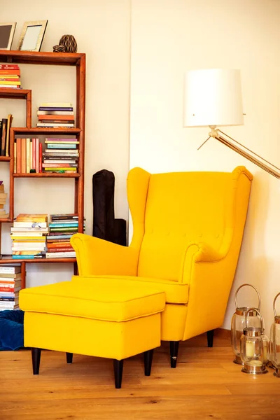 Koltuklu, eski moda, rahat bir kitap köşesi ve görkemli bir kütüphane koleksiyonu..